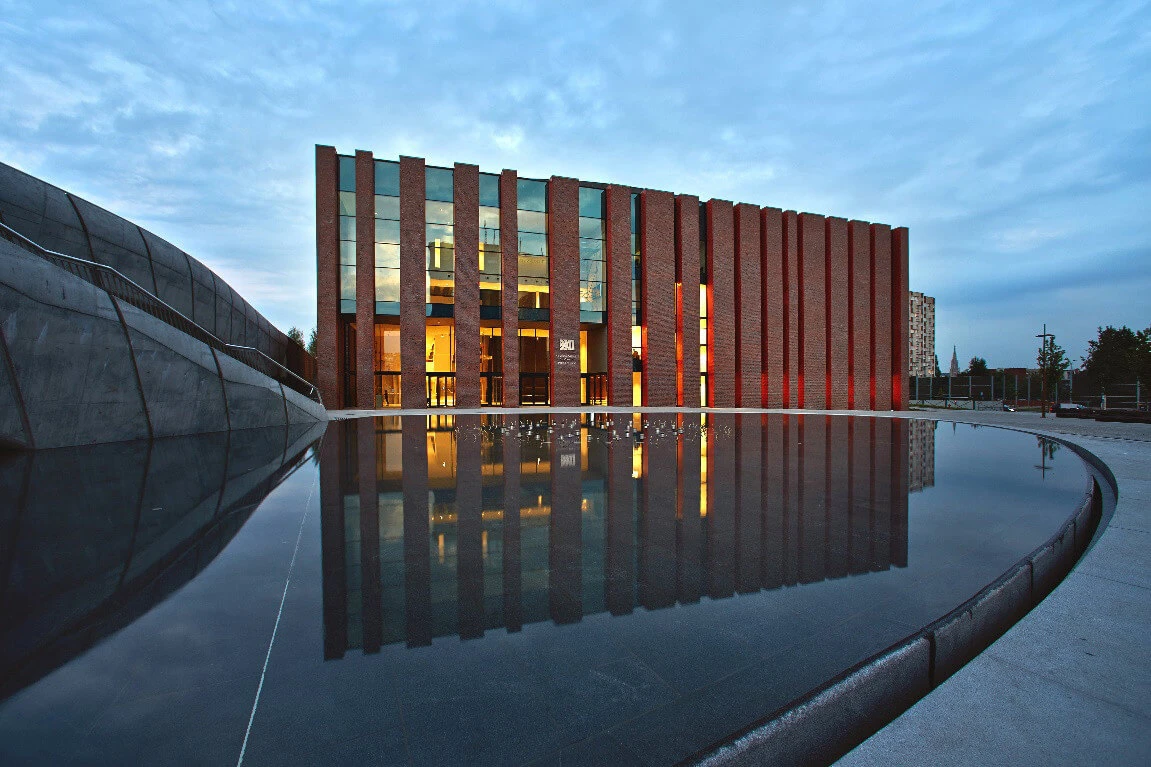 Systemy, które komponują przestrzeń. Nowoczesne rozwiązania Aluprof w najpiękniejszych filharmoniach, operach i salach koncertowych w Polsce 