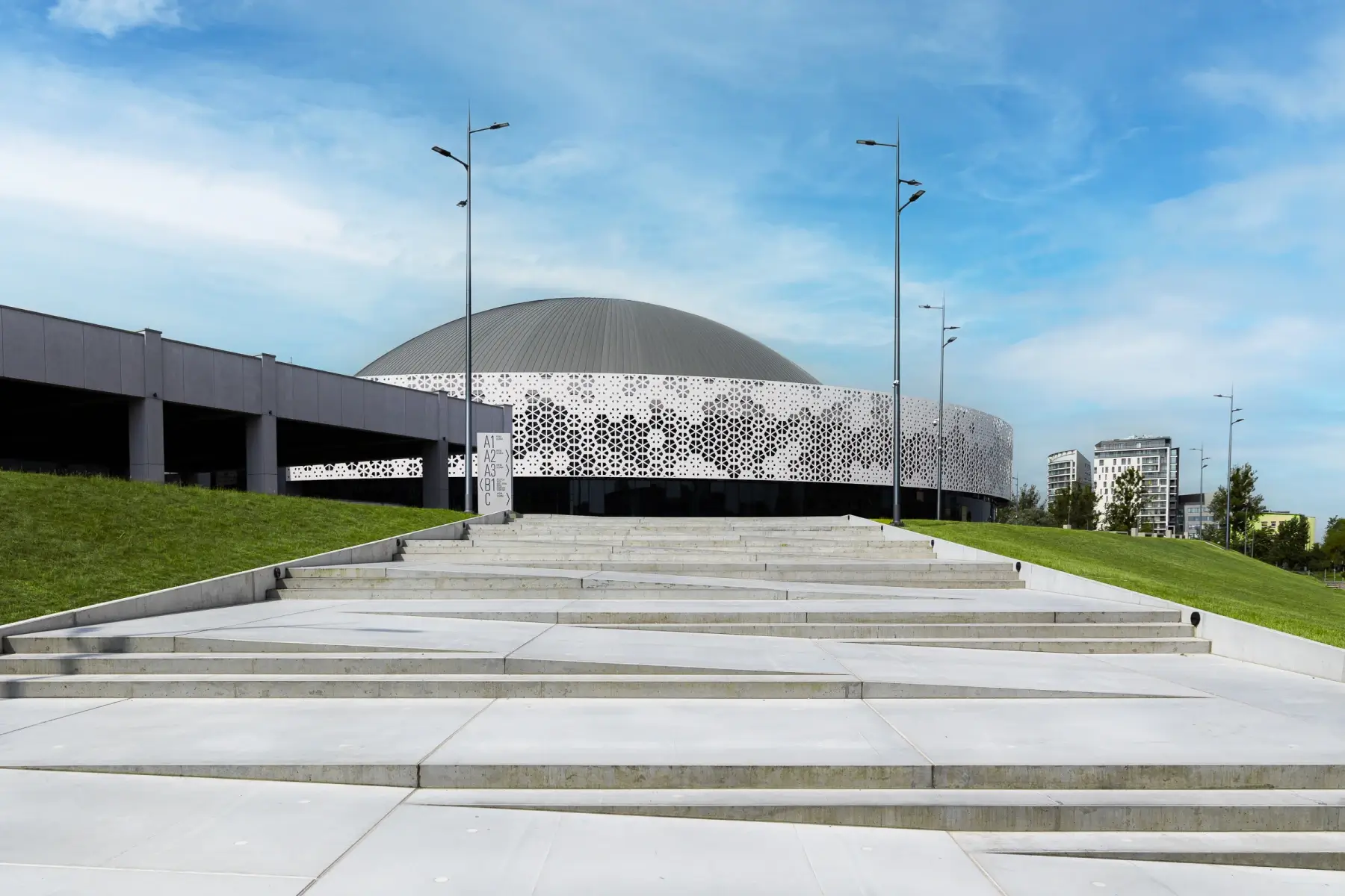 Nowe życie ikony modernizmu – Hala Urania w Olsztynie po spektakularnej przemianie