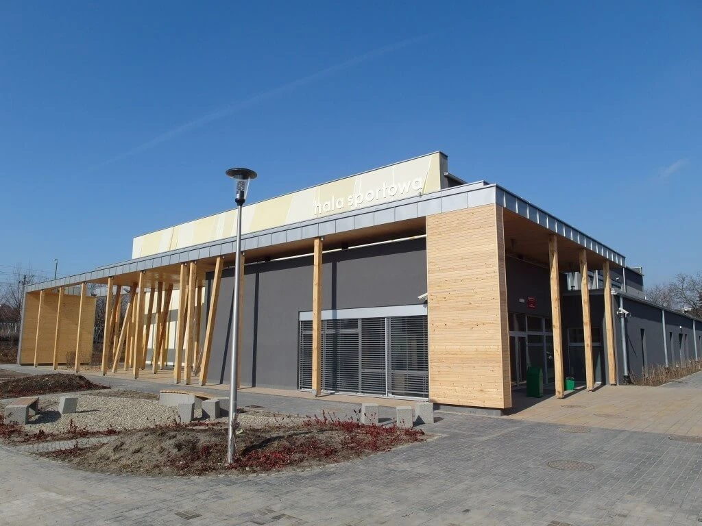 Grüne Sporthalle in Krakau mit Energiesparsystemen von Aluprof