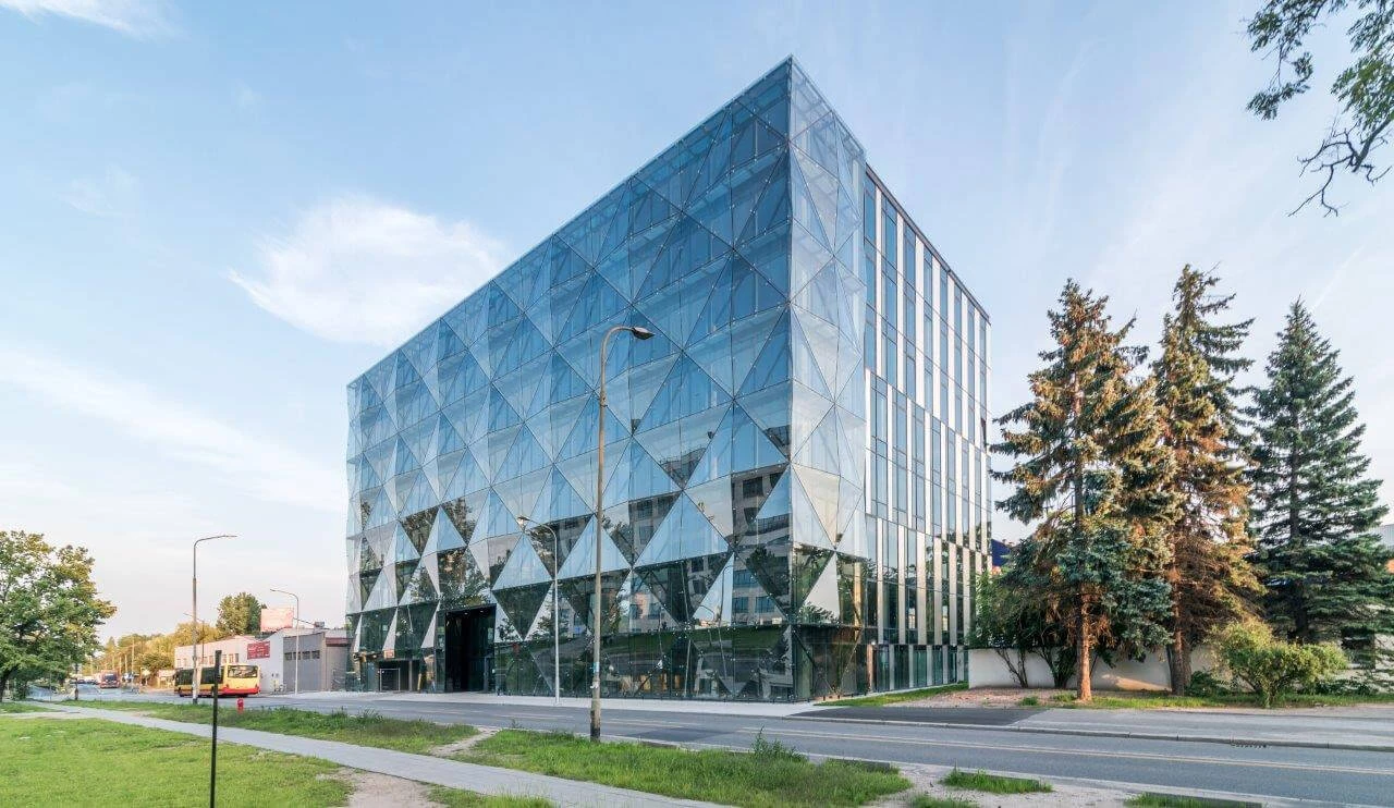 DIAMENTUM OFFICE. A BUILDING OF ALUMINIUM AND GLASS, FEATURING ALUPROF SYSTEMS