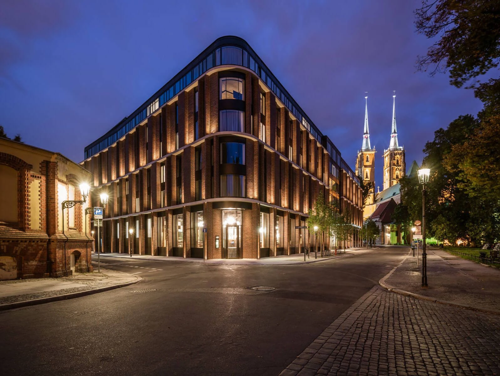 THE BRIDGE WROCŁAW MET SYSTEMEN VAN ALUPROF – TOSSEN GOTIEK EN MODERN