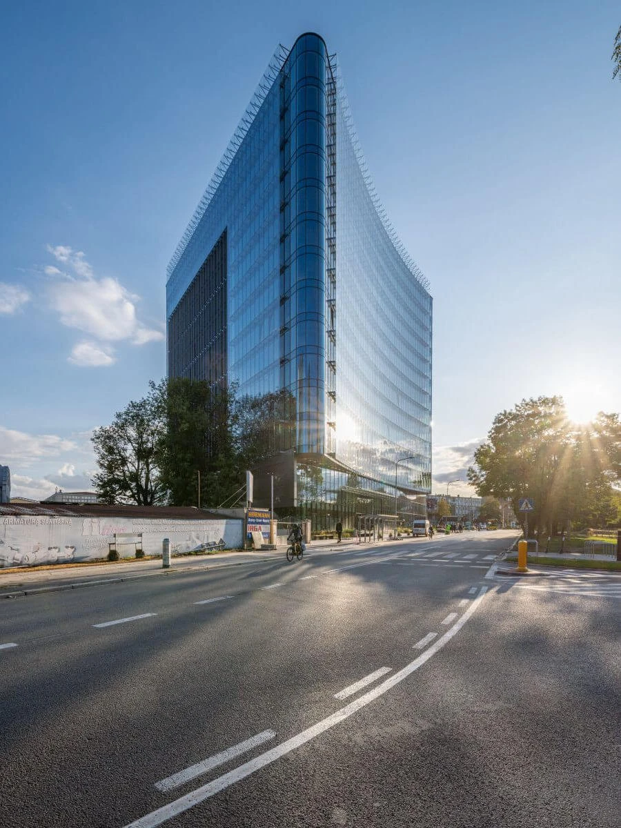 Carbon Tower ze systémů ALUPROF – nová ikona obchodní čtvrti Wroclawi (POLSKO)