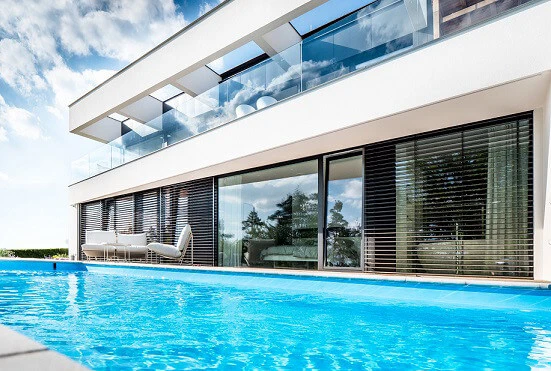 Żaluzje fasadowe SkyFlow – harmonia światła i cienia od Aluprof