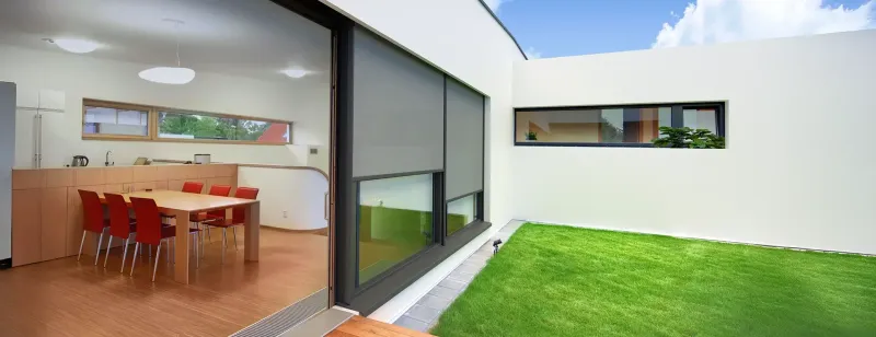 Comfort all year round – how to combine windows with sunshades?