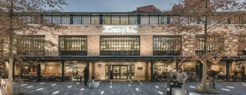 La seconde vie de la Halle Koszyki – une rénovation durable au cœur de Varsovie avec les solutions Aluprof