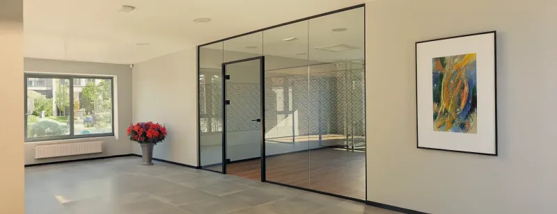 Szklane ściany wewnętrzne: design dla odważnych